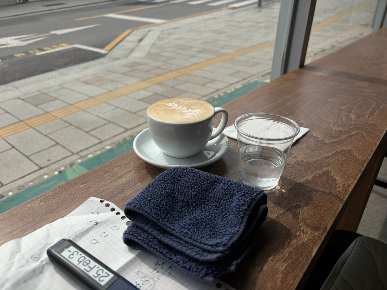 A flat white and a glass of water 플랫화이트와 물 한 잔