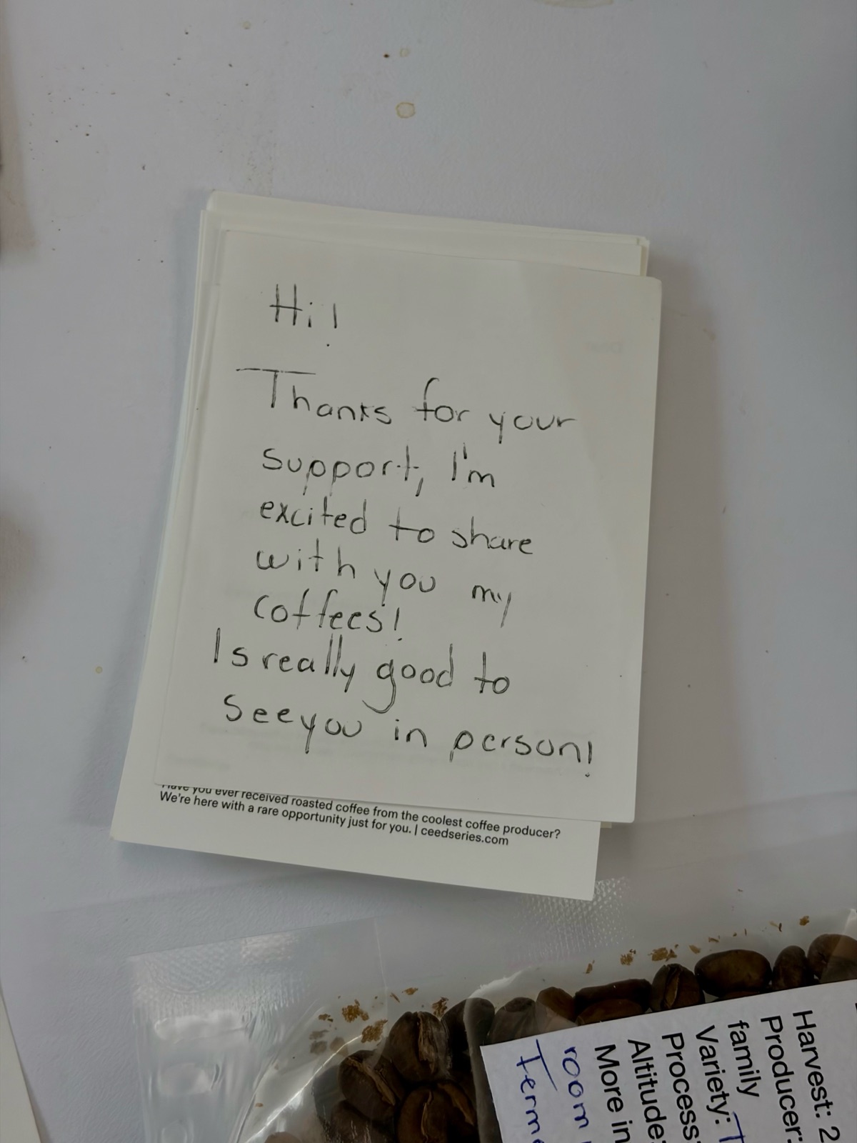 A handwritten letter from producer Jocelyn Payas, alongside the bean bag and a production info card (harvest, variety, process, altitude) 생산자 조셀린 파야스가 남긴 손편지와 원두 봉투, 생산 정보 카드(수확·품종·프로세스·고도)