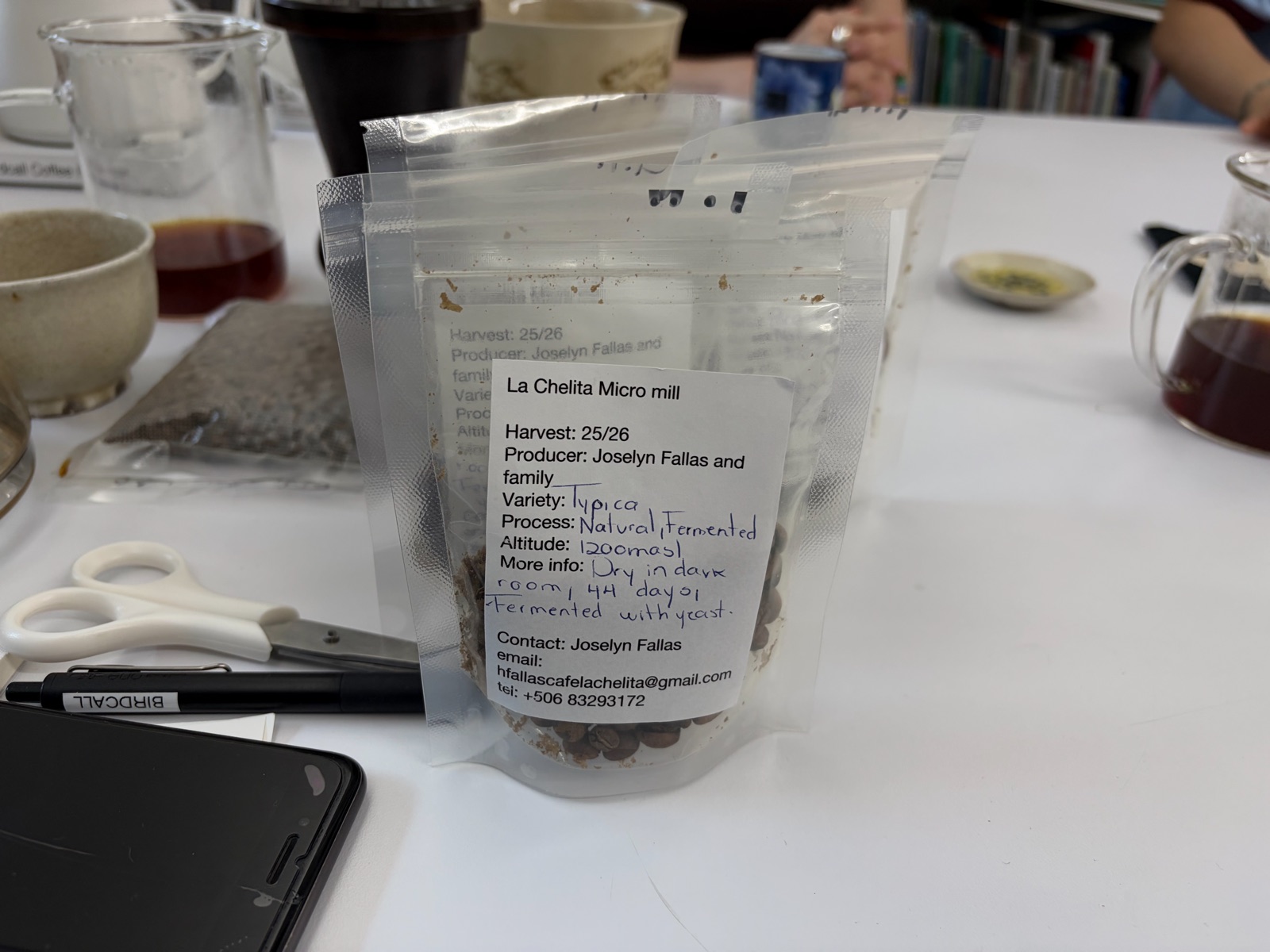 A package of natural-fermented Typica variety coffee beans from La Chelita Micro Mill La Chelita Micro mill의 Typica 품종 내추럴 발효 커피 원두 패키지