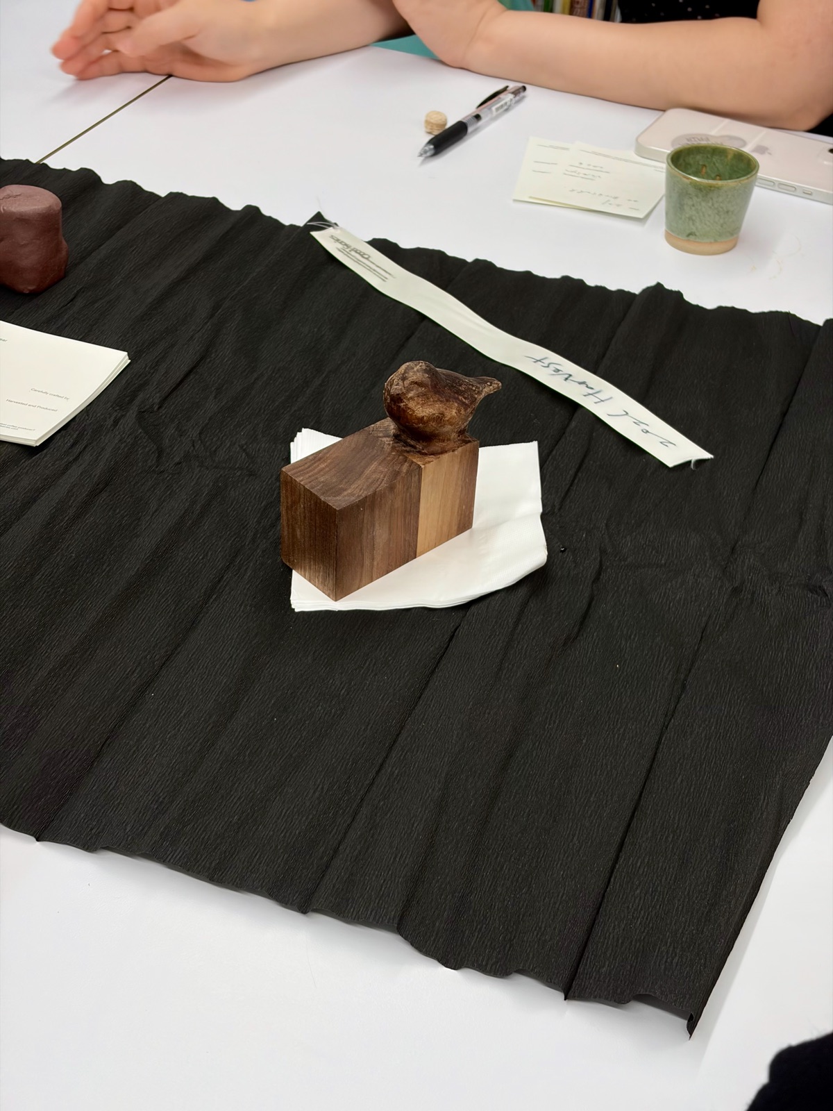 A coffee tasting table set with bean information cards and a wooden bird ornament 원두 정보 카드와 나무 새 소품이 놓여 있는 커피 시음회 테이블