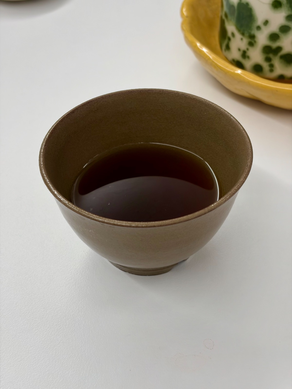 Warm drip coffee in a brown ceramic cup 갈색 도자기 잔에 담긴 따뜻한 드립 커피