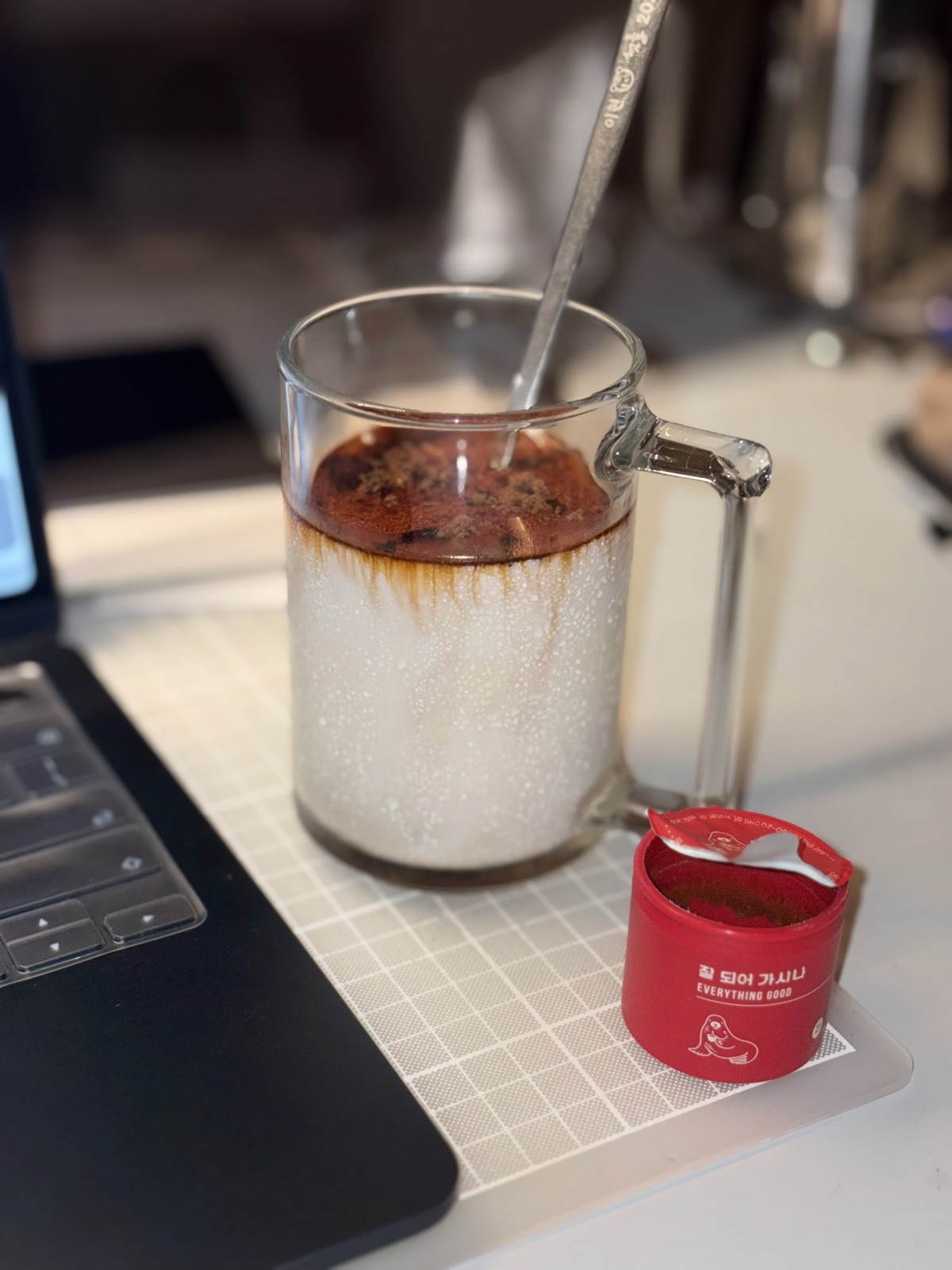 Iced cafe latte made with "Everything Good" Quick Coffee. 프릳츠 퀵 커피 '잘 되어 가시나'로 만든 아이스 카페라떼