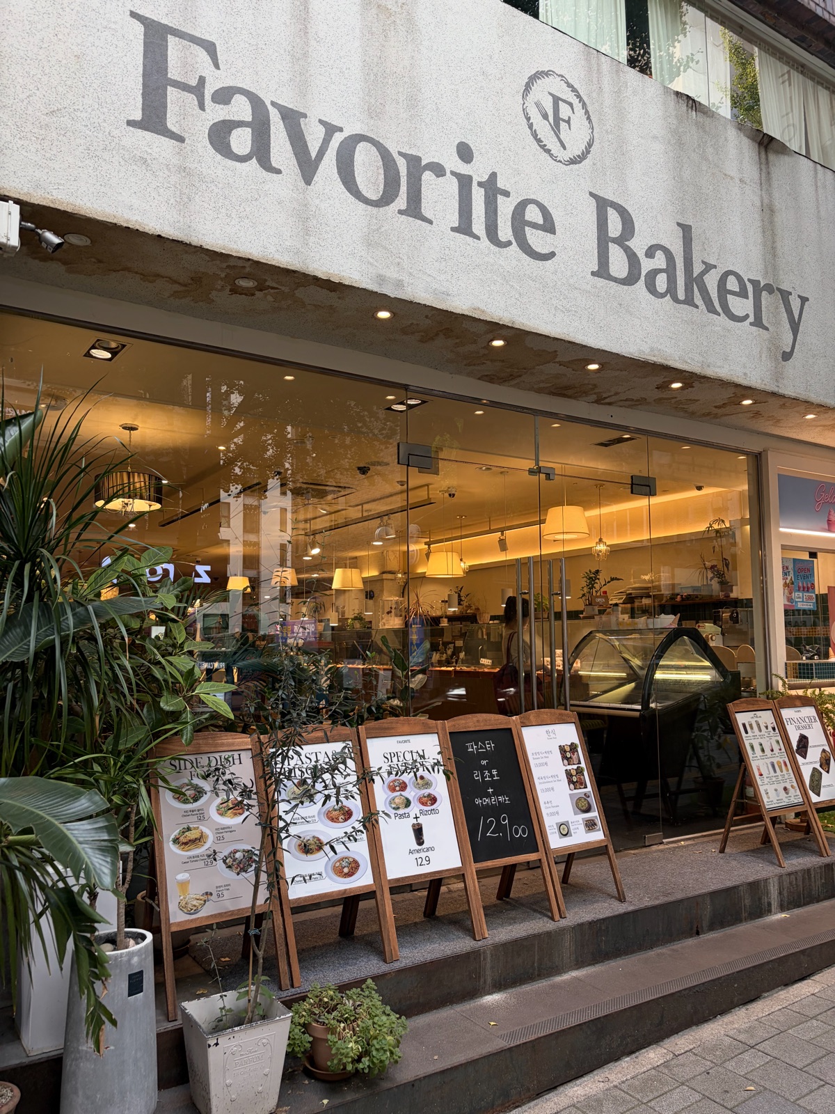 Menu sandwich boards in front of Favorite Bakery cafe (it was a place where you could have a meal too) 페이버릿 베이커리 카페 앞 메뉴 입간판들 (식사도 가능한 곳이었음)