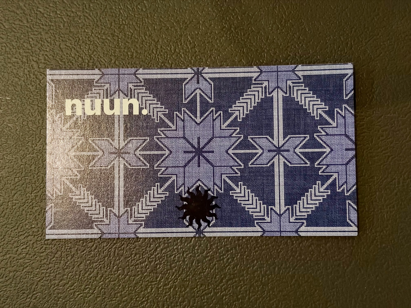 Geometric patterns and the word 'nuun' on the back of the coupon 기하학적 무늬와 ‘nuun’ 문구가 쿠폰 뒷면