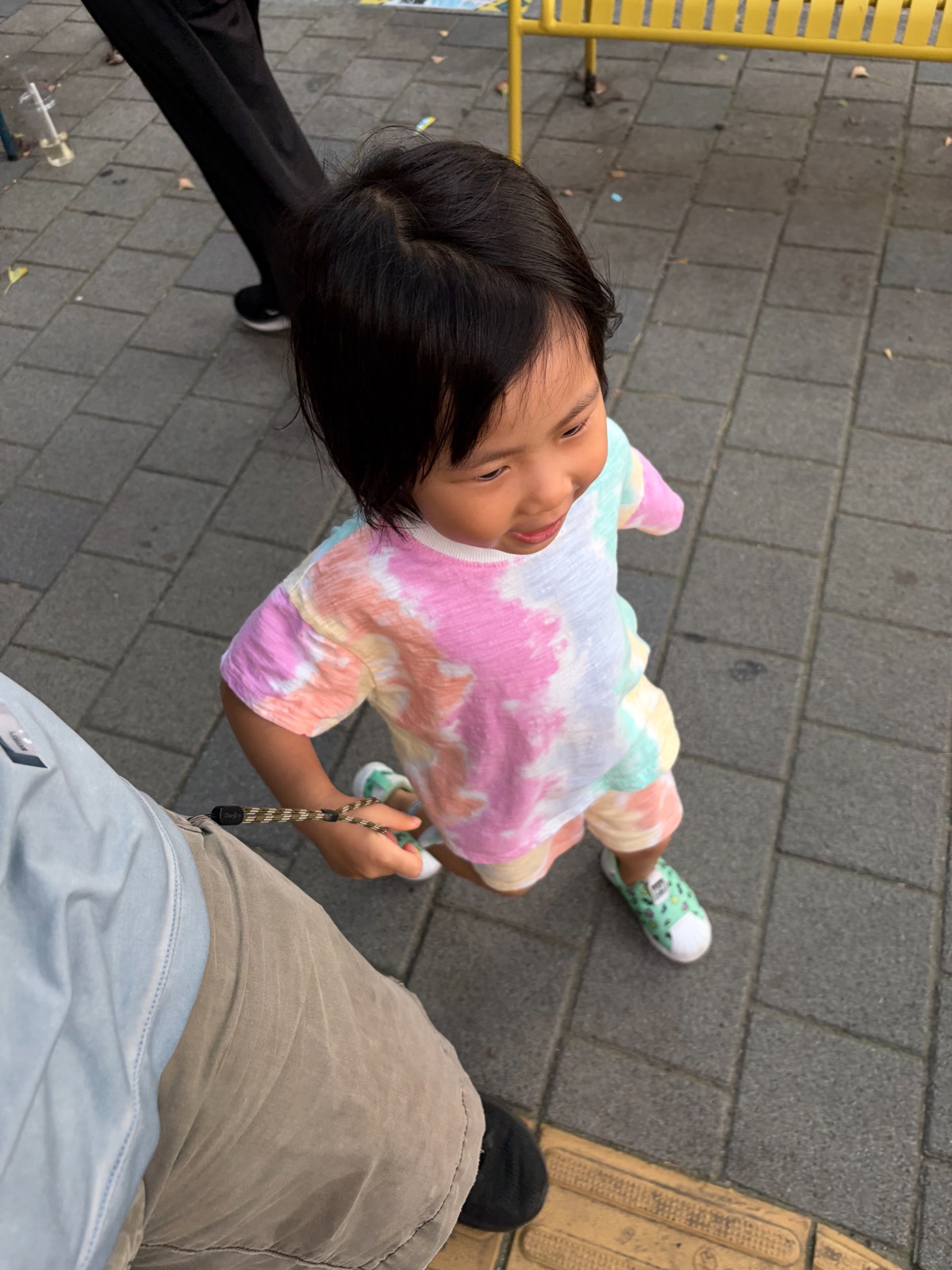 Ether in a colorful tie-dye T-shirt 알록달록한 타이다이 티셔츠를 입은 이서