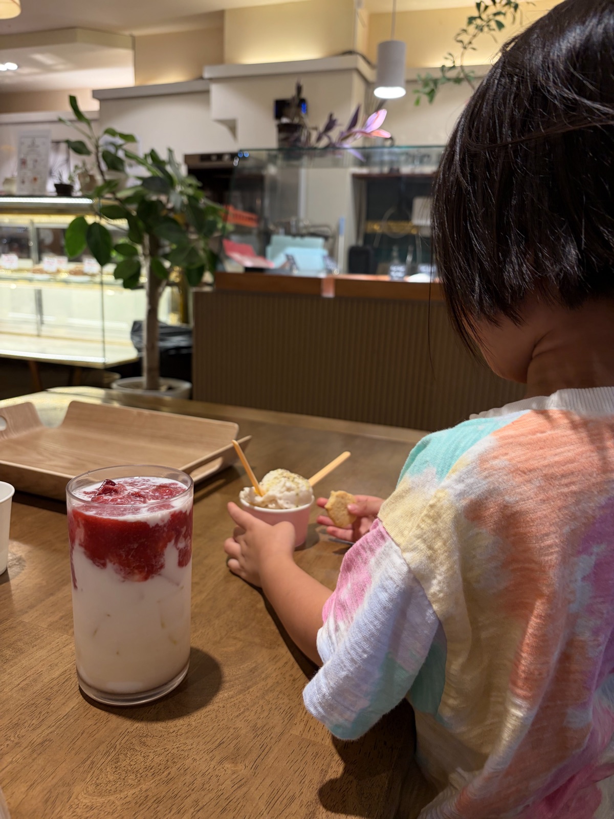 A cafe table set with a strawberry latte and ice cream 딸기 라떼와 아이스크림이 놓인 카페 테이블