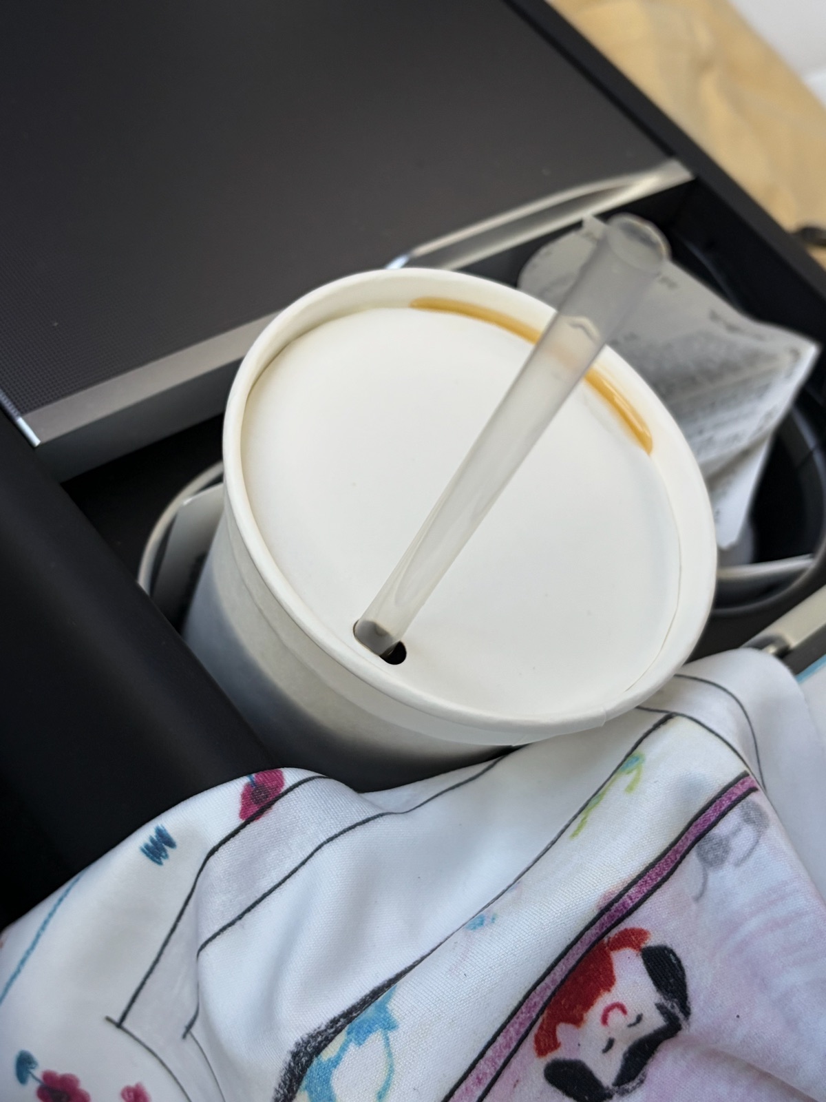 A disposable paper cup drink in a car cup holder 자동차 컵홀더에 꽂혀 있는 일회용 종이컵 음료