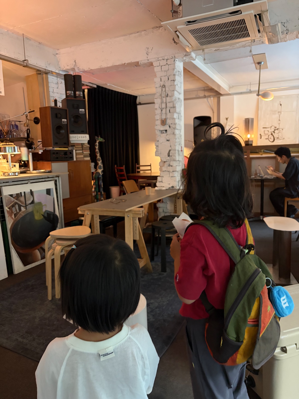 Cozy, vintage-style cafe interior 아늑하고 빈티지한 분위기의 카페 내부