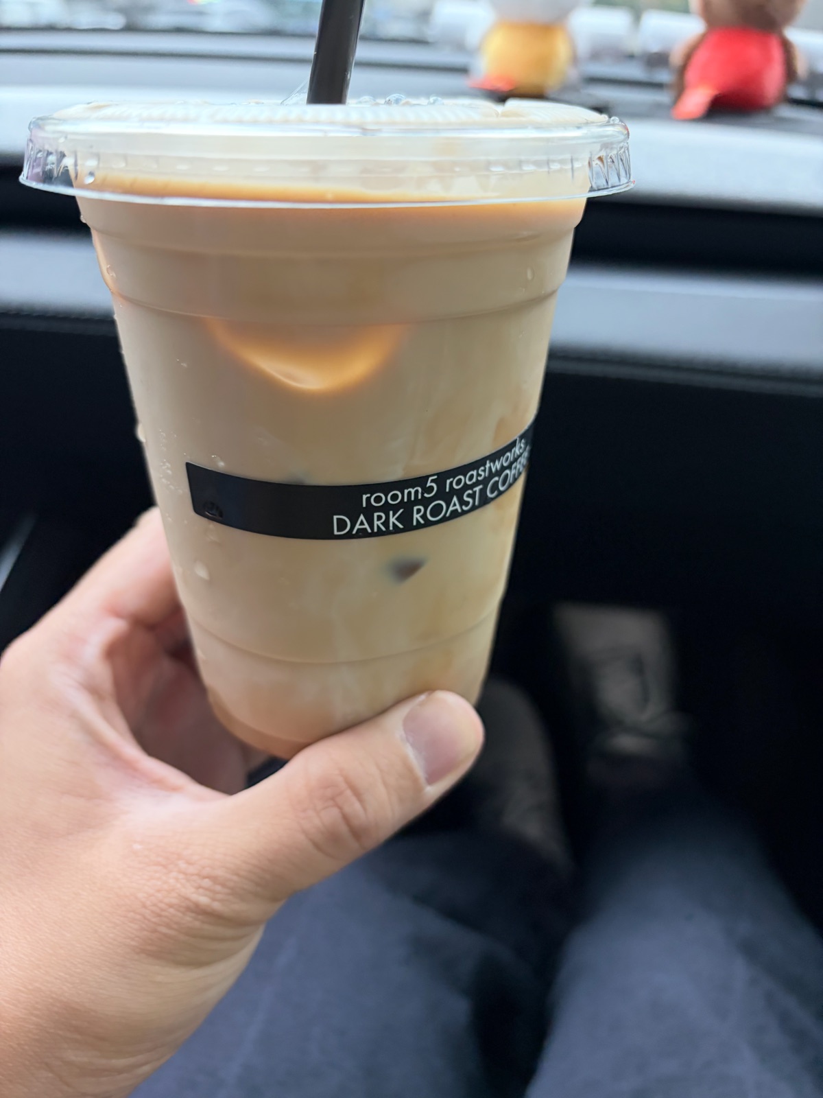 An iced cafe latte held in the car 차 안에서 손에 든 아이스 카페라떼
