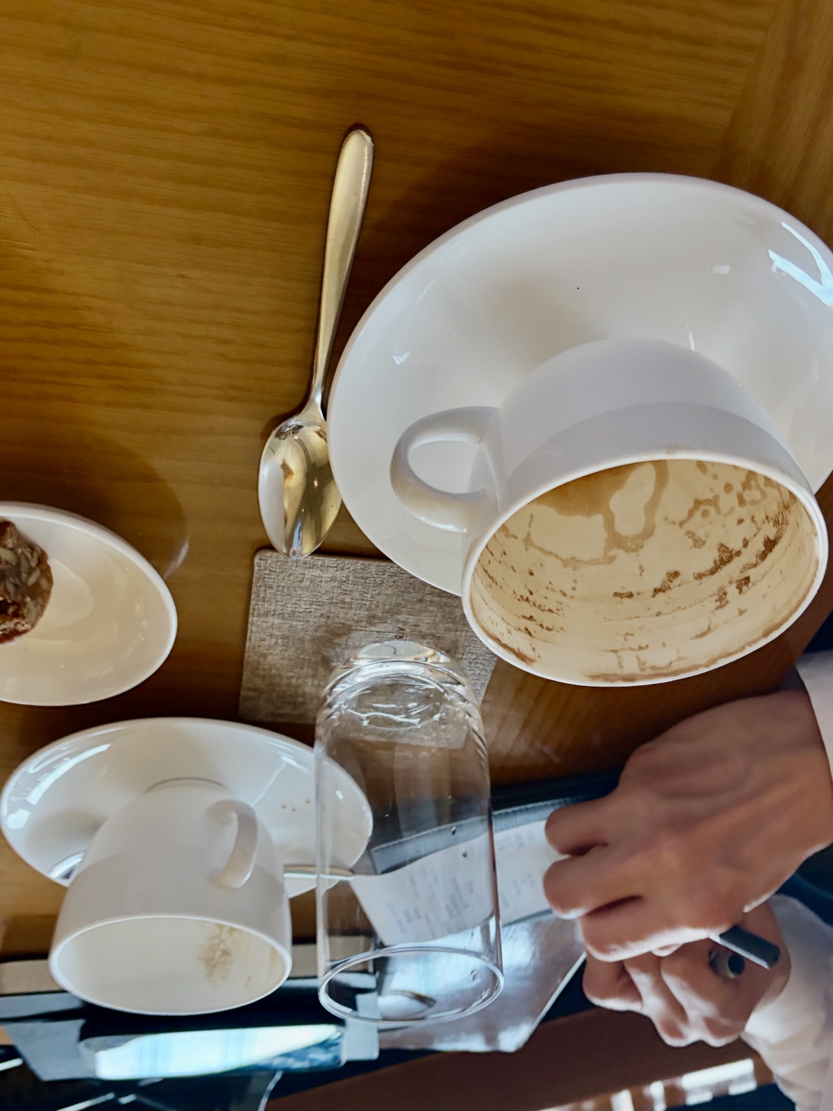 A drained latte glass and an empty coffee cup 다 마신 라떼 잔과 빈 커피잔